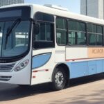 Unidade móvel do Senac-DF para matrículas em rua de Brasília, com arquitetura icônica ao fundo.