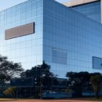 Prédio do Senac-DF em Brasília com elementos de tecnologia e marketing, representando pós-graduação em IA para 2026.