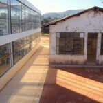 Contraste entre escola moderna com robótica e escola precária no DF, ilustrando desigualdades educacionais.