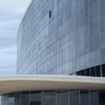 Imagem da Câmara Legislativa do DF em Brasília sob céu nublado, simbolizando crise e pedidos de impeachment.