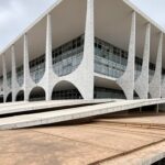 Edifício governamental em Brasília com rampa de acessibilidade quebrada, destacando falhas na inclusão de deficientes e autistas no DF.