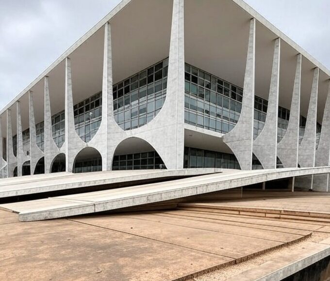 Edifício governamental em Brasília com rampa de acessibilidade quebrada, destacando falhas na inclusão de deficientes e autistas no DF.