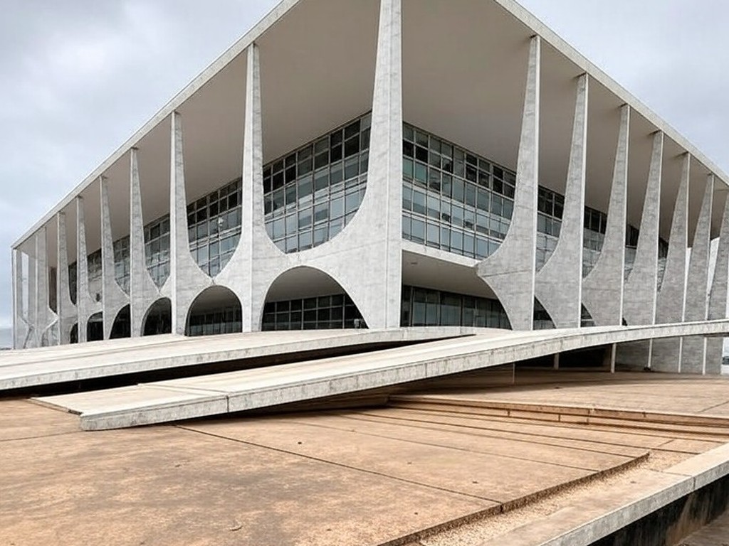 Edifício governamental em Brasília com rampa de acessibilidade quebrada, destacando falhas na inclusão de deficientes e autistas no DF.