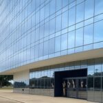 Fachada da Câmara Legislativa do DF com símbolo de Libras, destacando falhas na inclusão no Distrito Federal.