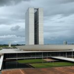 Edifício da Câmara Legislativa do DF sob céu nublado, simbolizando proposta de restrições à enfermagem estética e críticas geradas.