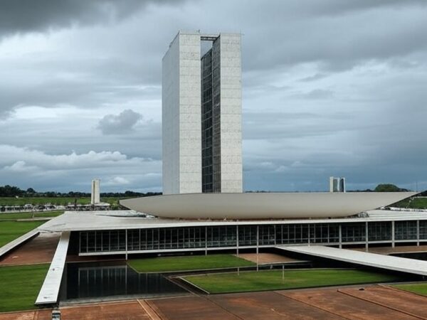 Edifício da Câmara Legislativa do DF sob céu nublado, simbolizando proposta de restrições à enfermagem estética e críticas geradas.