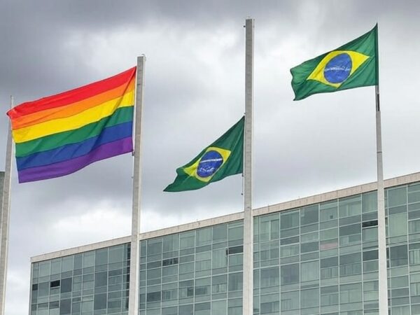 Edifício da CLDF em Brasília com bandeira arco-íris ao fundo, simbolizando anúncio de programa e críticas à negligência LGBTQIAPN+.