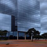 Edifício da Caesb em Brasília sob céu nublado, representando frustração de milhares de candidatos com resultados provisórios no DF.