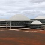 Edifício da Câmara Legislativa do DF em Brasília durante audiência sobre falhas na luta contra hanseníase.