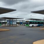 Estação de ônibus em Brasília com painéis opacos, representando falhas na transparência do transporte público no DF.