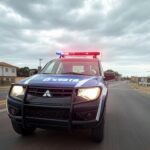 Viatura da Polícia Militar em perseguição em rua de Samambaia, DF, por posse ilegal de arma.