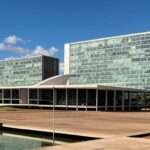 Vista da Esplanada dos Ministérios em Brasília, representando vagas de emprego no Distrito Federal.
