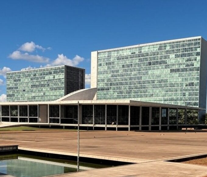 Vista da Esplanada dos Ministérios em Brasília, representando vagas de emprego no Distrito Federal.