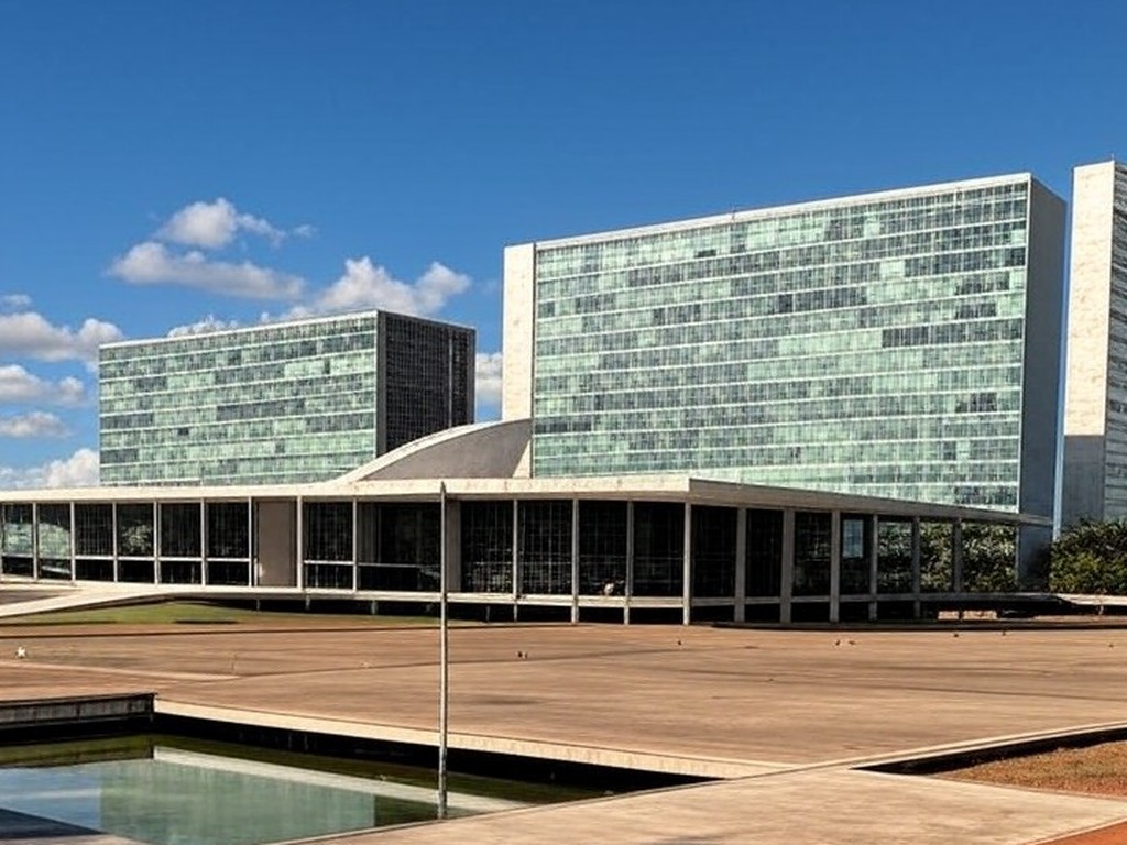 Vista da Esplanada dos Ministérios em Brasília, representando vagas de emprego no Distrito Federal.