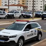 Cena de rua em Samambaia com viaturas policiais após tiroteio que deixou três baleados no DF.