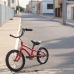 Bicicleta infantil abandonada em rua de Samambaia, DF, com câmeras de vigilância, ilustrando furto e onda de crimes.