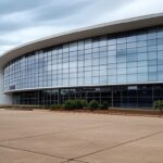 Prédios públicos vazios em Brasília, ilustrando folga de servidores do DF e crise no serviço público.