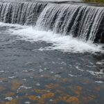 Reservatório do Descoberto transbordando após chuvas no DF, reforçando abastecimento de água.