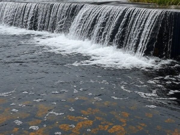 Reservatório do Descoberto transbordando após chuvas no DF, reforçando abastecimento de água.