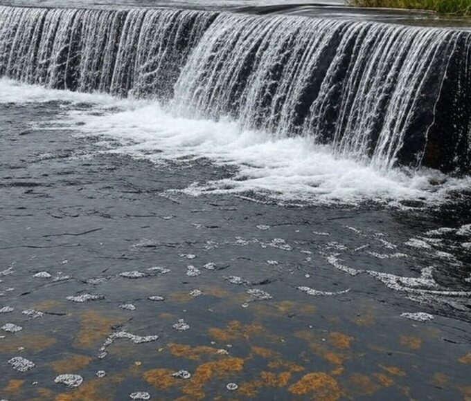 Reservatório do Descoberto transbordando após chuvas no DF, reforçando abastecimento de água.