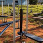 Academia ao ar livre para idosos em Brasília com equipamentos deteriorados, destacando negligência e falta de investimentos.
