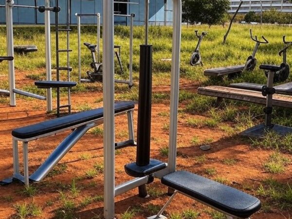 Academia ao ar livre para idosos em Brasília com equipamentos deteriorados, destacando negligência e falta de investimentos.