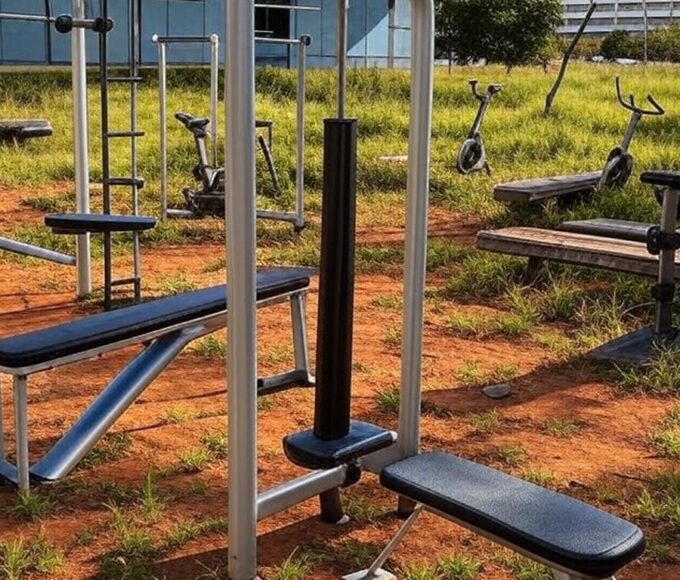 Academia ao ar livre para idosos em Brasília com equipamentos deteriorados, destacando negligência e falta de investimentos.