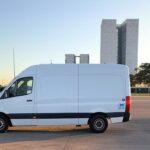 Unidade móvel de saúde em rua de Brasília, Distrito Federal, destacando estratégia central de saúde pública com críticas à efetividade.