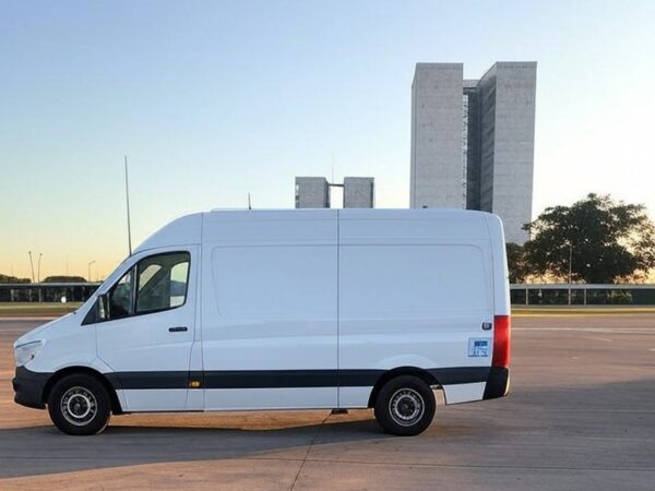 Unidade móvel de saúde em rua de Brasília, Distrito Federal, destacando estratégia central de saúde pública com críticas à efetividade.