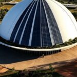 Planetário em Brasília com elementos de oficinas sustentáveis, questionando impacto na educação ambiental.