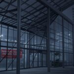 Exterior do Qualistage no Rio com banners desbotados do Festival Humor Contra-Ataca 2026, sugerindo estagnação criativa.