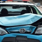 Viatura policial brasileira danificada em acidente de trânsito, representando custos públicos elevados no Brasil.