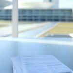 Escritório em Brasília com formulários de estágio, representando vagas limitadas no DF.