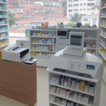Farmácia brasileira com remédios e equipamentos de saúde personalizada, contrastando com desigualdades urbanas em São Paulo.