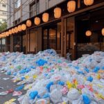 Fachada de restaurante japonês em expansão no Rio de Janeiro, com obras e resíduos plásticos destacando críticas à sustentabilidade e autenticidade.