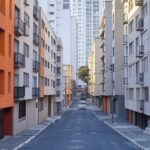 Rua em São Paulo com prédios residenciais, representando alta nos aluguéis e falhas no mercado imobiliário brasileiro.