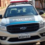 Viatura da polícia estacionada em rua de Samambaia, Distrito Federal, Brasil, em cena de detenção por suspeita de sequestro.