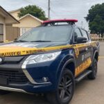 Viatura da polícia em rua de Samambaia durante investigação de tentativa de sequestro de crianças.