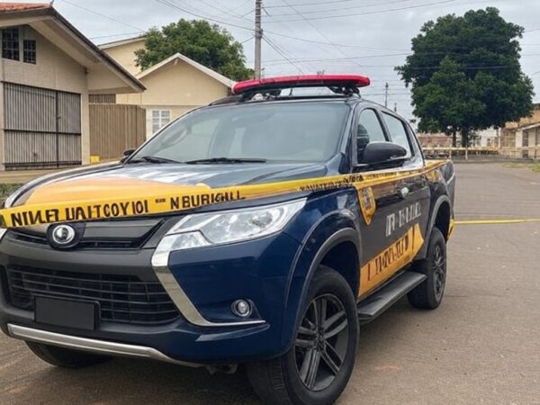 Viatura da polícia em rua de Samambaia durante investigação de tentativa de sequestro de crianças.