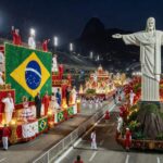 Desfile de escola de samba no Sambódromo do Rio de Janeiro com carros alegóricos temáticos em homenagem política, criticado pela oposição.