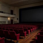 Sala de cinema vazia em São Paulo representando legado de ator falecido em filme clássico.