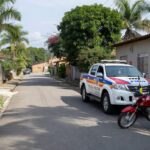 Viatura da PMDF e motocicleta furtada recuperada em rua de Samambaia, Distrito Federal.
