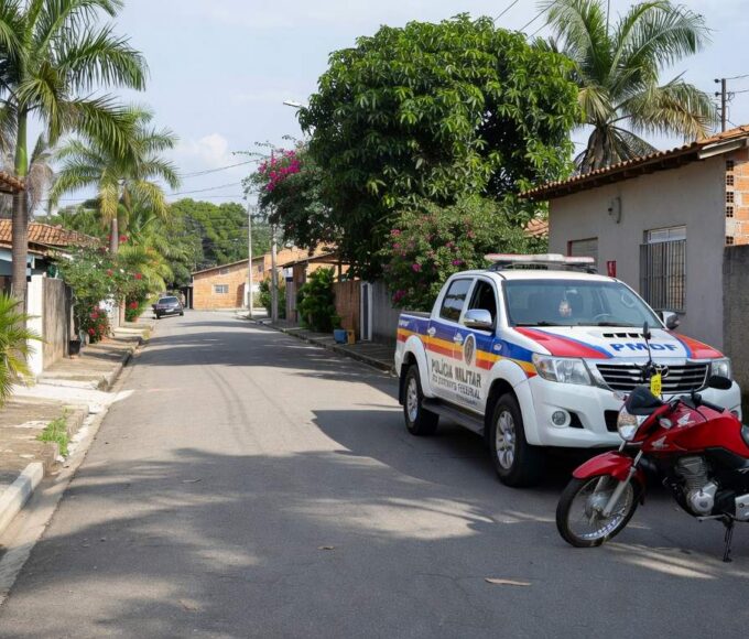 Viatura da PMDF e motocicleta furtada recuperada em rua de Samambaia, Distrito Federal.