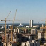 Vista de edifícios em construção no skyline de Brasília, representando o mercado imobiliário do DF com movimentação de R$ 4,85 bilhões.