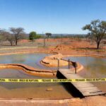 Piscinas da Água Mineral fechadas por risco de ruptura no Parque Nacional de Brasília, com barreiras e paisagem de cerrado.