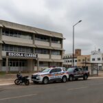 Viatura da Polícia Militar do DF em frente a escola em Brasília, representando afastamento de policiais por punição a alunos com flexões.