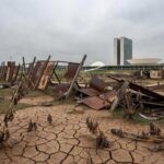 Horta urbana no DF com plantações precárias entre edifícios, destacando insuficiências na agricultura urbana.
