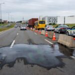 Derramamento de óleo interdita pista entre Samambaia e Taguatinga em Brasília, com cones e viaturas no local.