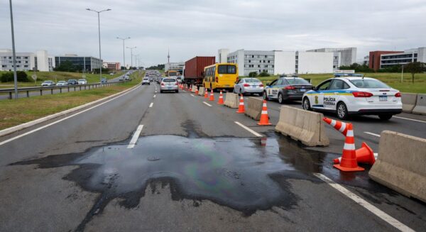 Derramamento de óleo interdita pista entre Samambaia e Taguatinga em Brasília, com cones e viaturas no local.