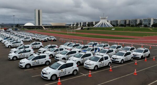 Viatura da PMDF em frente ao estádio olímpico em Brasília durante crise de segurança no DF.